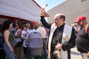 Fotos del primer día de apertura de la Tómbola de Cáritas 2026