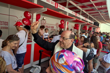Fotos del primer día de apertura de la Tómbola de Cáritas 2026