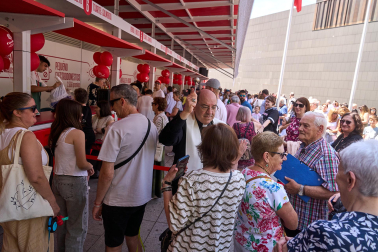 Fotos del primer día de apertura de la Tómbola de Cáritas 2026