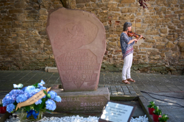 Fotos del homenaje en Sangüesa a Bonifacio Martín y Julián Embid, asesinados por ETA