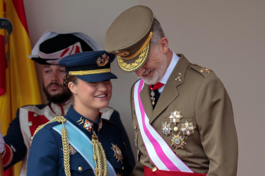 Alrededor de 3.700 efectivos tomaron parte del desfile militar con motivo del Día de las Fuerzas Armadas celebrado en Vigo