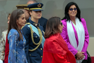 Alrededor de 3.700 efectivos tomaron parte del desfile militar con motivo del Día de las Fuerzas Armadas celebrado en Vigo