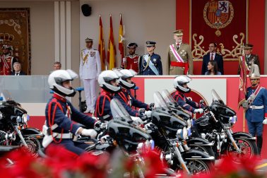 Alrededor de 3.700 efectivos tomaron parte del desfile militar con motivo del Día de las Fuerzas Armadas celebrado en Vigo