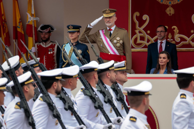 Alrededor de 3.700 efectivos tomaron parte del desfile militar con motivo del Día de las Fuerzas Armadas celebrado en Vigo