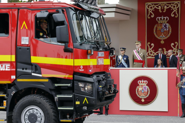 Alrededor de 3.700 efectivos tomaron parte del desfile militar con motivo del Día de las Fuerzas Armadas celebrado en Vigo