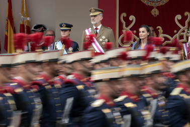 Alrededor de 3.700 efectivos tomaron parte del desfile militar con motivo del Día de las Fuerzas Armadas celebrado en Vigo