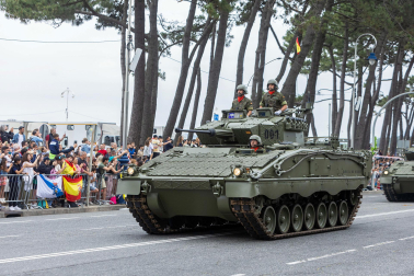 Alrededor de 3.700 efectivos tomaron parte del desfile militar con motivo del Día de las Fuerzas Armadas celebrado en Vigo