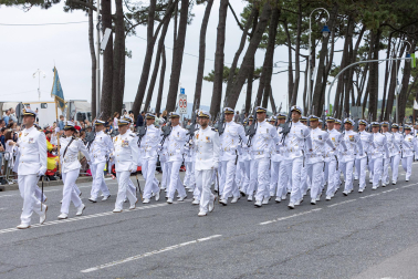 Alrededor de 3.700 efectivos tomaron parte del desfile militar con motivo del Día de las Fuerzas Armadas celebrado en Vigo