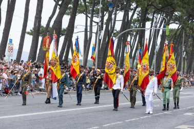 Alrededor de 3.700 efectivos tomaron parte del desfile militar con motivo del Día de las Fuerzas Armadas celebrado en Vigo