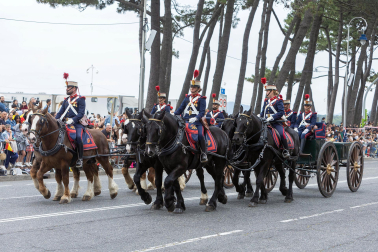 Alrededor de 3.700 efectivos tomaron parte del desfile militar con motivo del Día de las Fuerzas Armadas celebrado en Vigo