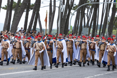 Alrededor de 3.700 efectivos tomaron parte del desfile militar con motivo del Día de las Fuerzas Armadas celebrado en Vigo