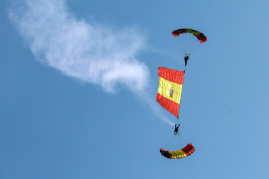 Alrededor de 3.700 efectivos tomaron parte del desfile militar con motivo del Día de las Fuerzas Armadas celebrado en Vigo