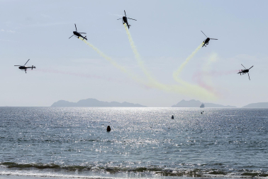 Alrededor de 3.700 efectivos tomaron parte del desfile militar con motivo del Día de las Fuerzas Armadas celebrado en Vigo