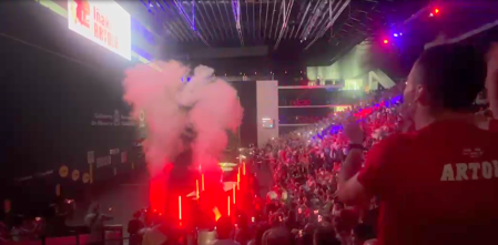 Espectacular juego de luces y humo en el Pabellón Navarra Arena para recibir a los pelotaris