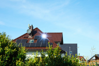 En viviendas con paneles solares, los algoritmos pueden decidir cuándo almacenar energía, cuándo consumirla o cuándo vender el excedente a la red eléctrica