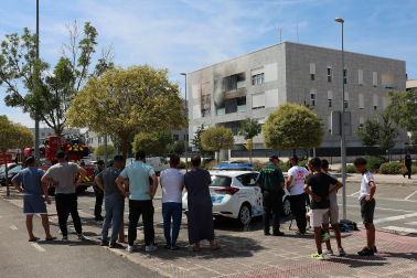 Los vecinos de un bloque de la avenida Belascoain, en la urbanización de Ardoi, en Zizur Mayor, tuvieron que ser desalojados por un incendio ocurrido este lunes, 1 de junio