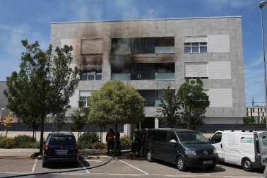Los vecinos de un bloque de la avenida Belascoain, en la urbanización de Ardoi, en Zizur Mayor, tuvieron que ser desalojados por un incendio ocurrido este lunes, 1 de junio
