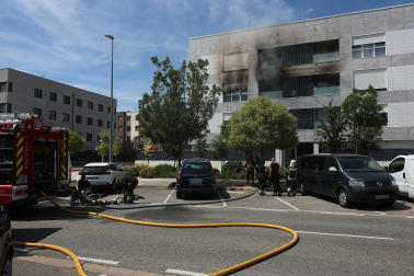 Los vecinos de un bloque de la avenida Belascoain, en la urbanización de Ardoi, en Zizur Mayor, tuvieron que ser desalojados por un incendio ocurrido este lunes, 1 de junio