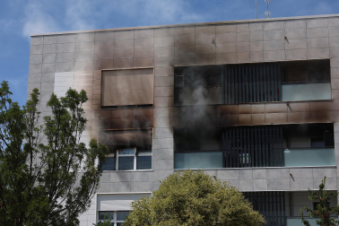 Los vecinos de un bloque de la avenida Belascoain, en la urbanización de Ardoi, en Zizur Mayor, tuvieron que ser desalojados por un incendio ocurrido este lunes, 1 de junio