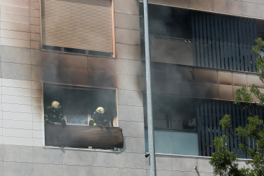 Los vecinos de un bloque de la avenida Belascoain, en la urbanización de Ardoi, en Zizur Mayor, tuvieron que ser desalojados por un incendio ocurrido este lunes, 1 de junio