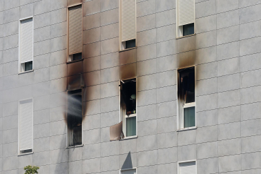 Los vecinos de un bloque de la avenida Belascoain, en la urbanización de Ardoi, en Zizur Mayor, tuvieron que ser desalojados por un incendio ocurrido este lunes, 1 de junio
