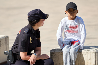 Agentes de la Policía Nacional dieron una exhibición de rápel y policial en los edificios de Ciencias de la Universidad de Navarra con motivo del Día del Niño y la Niña Hospitalizados