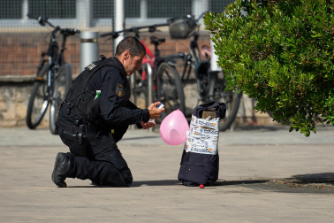 Agentes de la Policía Nacional dieron una exhibición de rápel y policial en los edificios de Ciencias de la Universidad de Navarra con motivo del Día del Niño y la Niña Hospitalizados