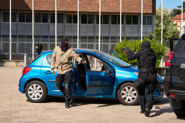 Agentes de la Policía Nacional dieron una exhibición de rápel y policial en los edificios de Ciencias de la Universidad de Navarra con motivo del Día del Niño y la Niña Hospitalizados