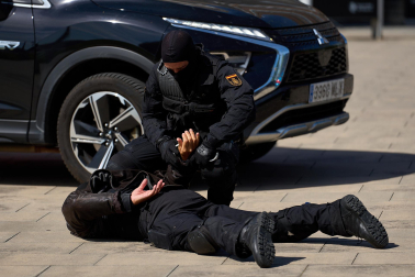 Agentes de la Policía Nacional dieron una exhibición de rápel y policial en los edificios de Ciencias de la Universidad de Navarra con motivo del Día del Niño y la Niña Hospitalizados