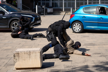 Agentes de la Policía Nacional dieron una exhibición de rápel y policial en los edificios de Ciencias de la Universidad de Navarra con motivo del Día del Niño y la Niña Hospitalizados