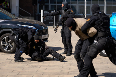 Agentes de la Policía Nacional dieron una exhibición de rápel y policial en los edificios de Ciencias de la Universidad de Navarra con motivo del Día del Niño y la Niña Hospitalizados