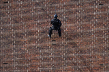 Agentes de la Policía Nacional dieron una exhibición de rápel y policial en los edificios de Ciencias de la Universidad de Navarra con motivo del Día del Niño y la Niña Hospitalizados