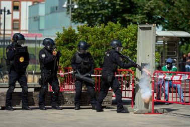 Agentes de la Policía Nacional dieron una exhibición de rápel y policial en los edificios de Ciencias de la Universidad de Navarra con motivo del Día del Niño y la Niña Hospitalizados