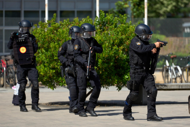 Agentes de la Policía Nacional dieron una exhibición de rápel y policial en los edificios de Ciencias de la Universidad de Navarra con motivo del Día del Niño y la Niña Hospitalizados