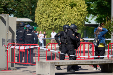 Agentes de la Policía Nacional dieron una exhibición de rápel y policial en los edificios de Ciencias de la Universidad de Navarra con motivo del Día del Niño y la Niña Hospitalizados