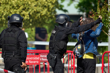 Agentes de la Policía Nacional dieron una exhibición de rápel y policial en los edificios de Ciencias de la Universidad de Navarra con motivo del Día del Niño y la Niña Hospitalizados