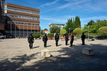 Agentes de la Policía Nacional dieron una exhibición de rápel y policial en los edificios de Ciencias de la Universidad de Navarra con motivo del Día del Niño y la Niña Hospitalizados