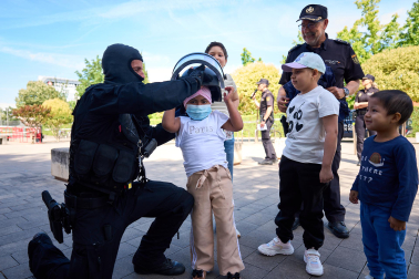 Agentes de la Policía Nacional dieron una exhibición de rápel y policial en los edificios de Ciencias de la Universidad de Navarra con motivo del Día del Niño y la Niña Hospitalizados