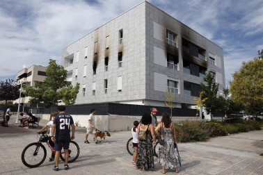 Los vecinos de un bloque de la avenida Belascoain, en la urbanización de Ardoi, en Zizur Mayor, tuvieron que ser desalojados por un incendio ocurrido este lunes, 1 de junio