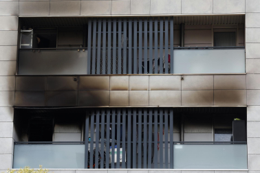 Los vecinos de un bloque de la avenida Belascoain, en la urbanización de Ardoi, en Zizur Mayor, tuvieron que ser desalojados por un incendio ocurrido este lunes, 1 de junio