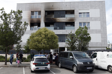 Los vecinos de un bloque de la avenida Belascoain, en la urbanización de Ardoi, en Zizur Mayor, tuvieron que ser desalojados por un incendio ocurrido este lunes, 1 de junio