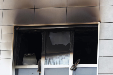 Los vecinos de un bloque de la avenida Belascoain, en la urbanización de Ardoi, en Zizur Mayor, tuvieron que ser desalojados por un incendio ocurrido este lunes, 1 de junio