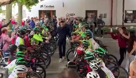 La localidad natal del corredor de Movistar celebró con el deportista tras su gran papel, victoria de etapa incluida, en el Giro de Italia 2026.
