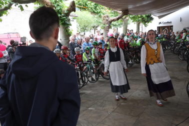 Uharte Arakil se lanzó a la calle este martes 2 de junio, para homenajear al ciclista Igor Arrieta tras el brillante Giro de Italia 2026 que protagonizó el corredor, con victoria de etapa incluida