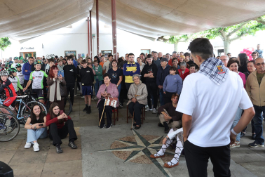 Uharte Arakil se lanzó a la calle este martes 2 de junio, para homenajear al ciclista Igor Arrieta tras el brillante Giro de Italia 2026 que protagonizó el corredor, con victoria de etapa incluida