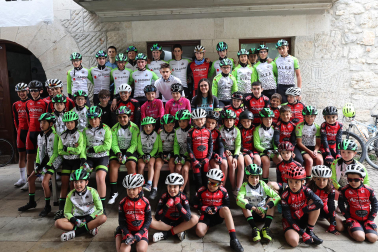 Uharte Arakil se lanzó a la calle este martes 2 de junio, para homenajear al ciclista Igor Arrieta tras el brillante Giro de Italia 2026 que protagonizó el corredor, con victoria de etapa incluida