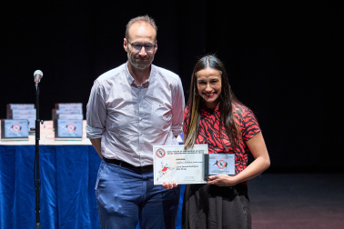 Luzia Zamora, extremo de Replasa Beti Onak, ha recogido el premio de manos de Jorge Aguirre