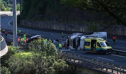 El camión implicado en el accidente ha quedado tendido sobre la mediana de la AP-8