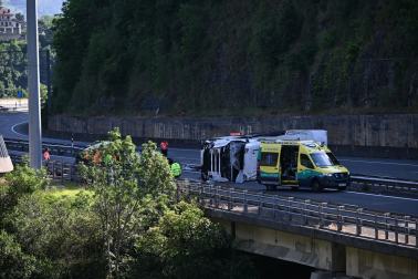 Foto del accidente en la AP-8 en Elgoibar en el que han fallecido cinco policías forales.