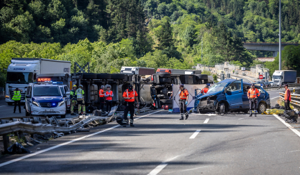 Foto del accidente en la AP-8 en Elgoibar en el que han fallecido cinco policías forales.
